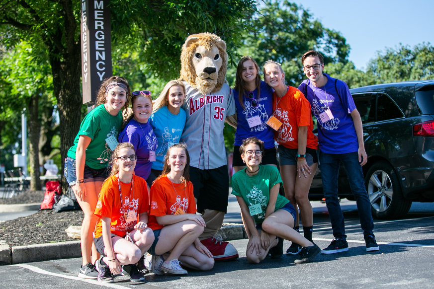 Students pose with Lion during Welcome Weekend